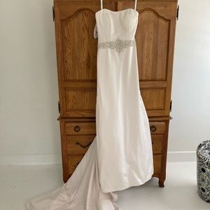 Brend new wedding dress never worn, tags on, smoke free home!